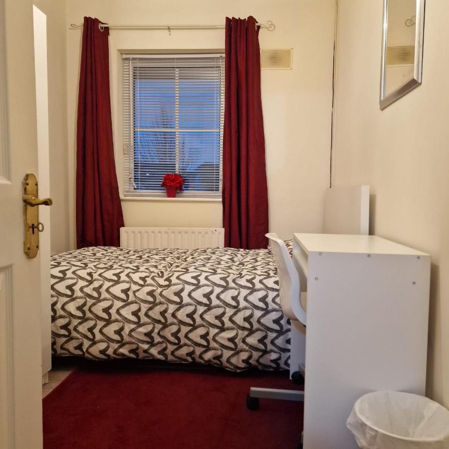 Females Only - Private Bedrooms In Dublin ลูกัน ภายนอก รูปภาพ
