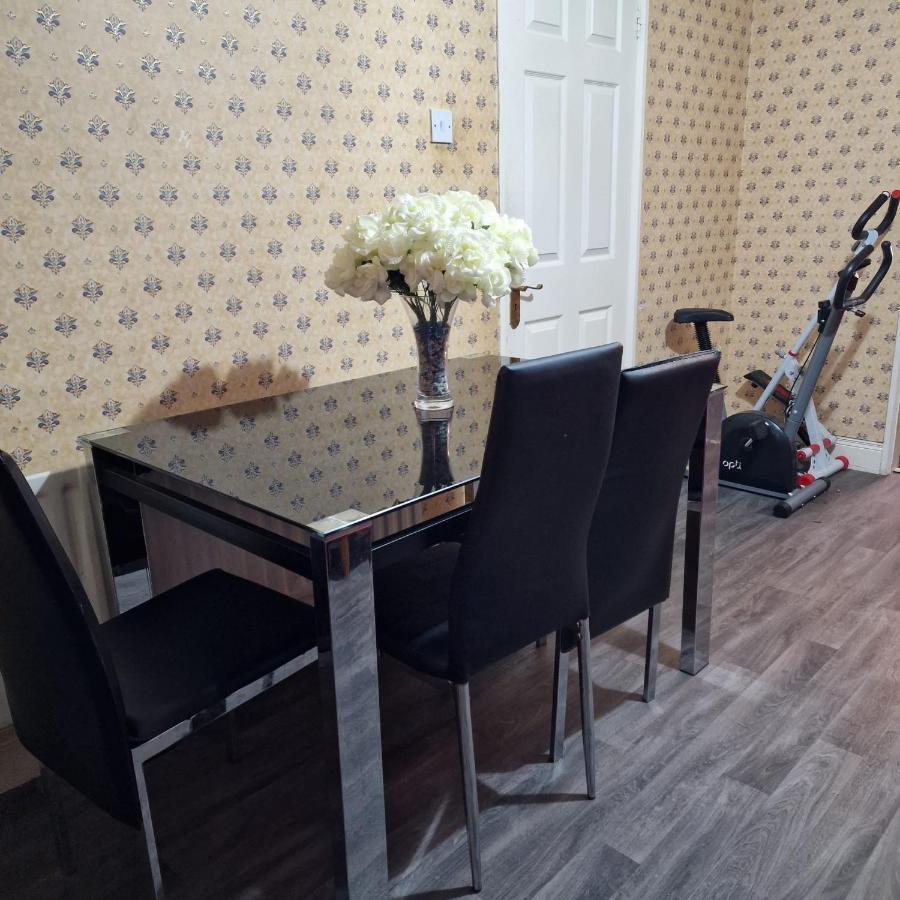 Females Only - Private Bedrooms In Dublin ลูกัน ภายนอก รูปภาพ