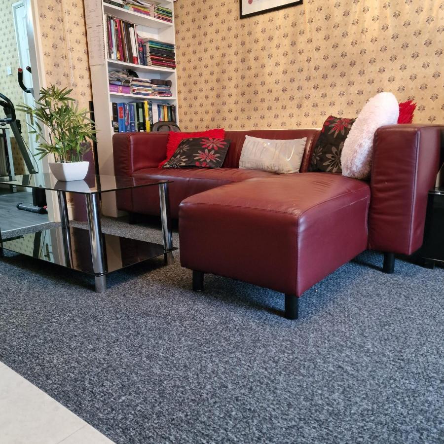 Females Only - Private Bedrooms In Dublin ลูกัน ภายนอก รูปภาพ