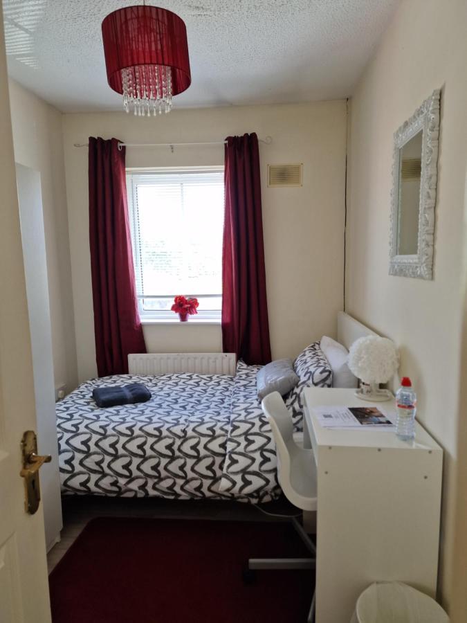 Females Only - Private Bedrooms In Dublin ลูกัน ภายนอก รูปภาพ